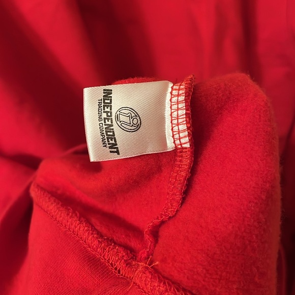 Women’s Like New Merry Christmas Red Crewneck Sweatshirt - Picture 5 of 5